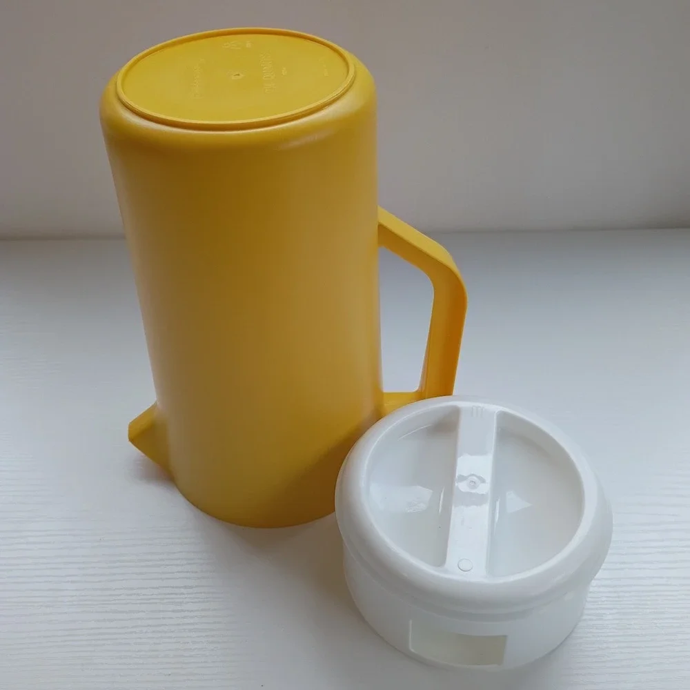 Vintage Rubbermaid 2445 Yellow 2 1/4 Quart Pitcher w/ Slotted White Lid